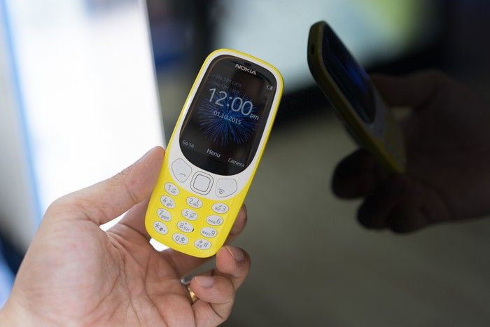 Nokia 3310 2017: Thiết kế đẹp và gọn nhẹ, pin bền và nhiều tính năng hữu ích như trò chơi Snake, bộ nhớ mở rộng và kết nối 2G. Điện thoại Nokia 3310 2017 là lựa chọn hoàn hảo cho những ai quan tâm đến tính đơn giản và tiện lợi. Hãy cùng tìm hiểu thêm về mẫu điện thoại kinh điển này.