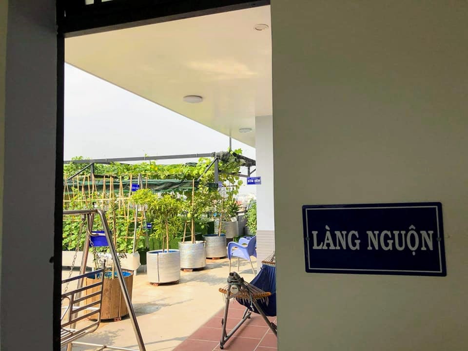 Khu vườn “trên mây” của anh Huynh và chị Gấm có diện tích lên đến 300m2 và được chia thành nhiều khu vực. Mỗi nơi anh lại đặt tên bằng những địa danh quê hương miền Bắc – nơi đầy ắp ký ức tuổi thơ của hai vợ chồng.