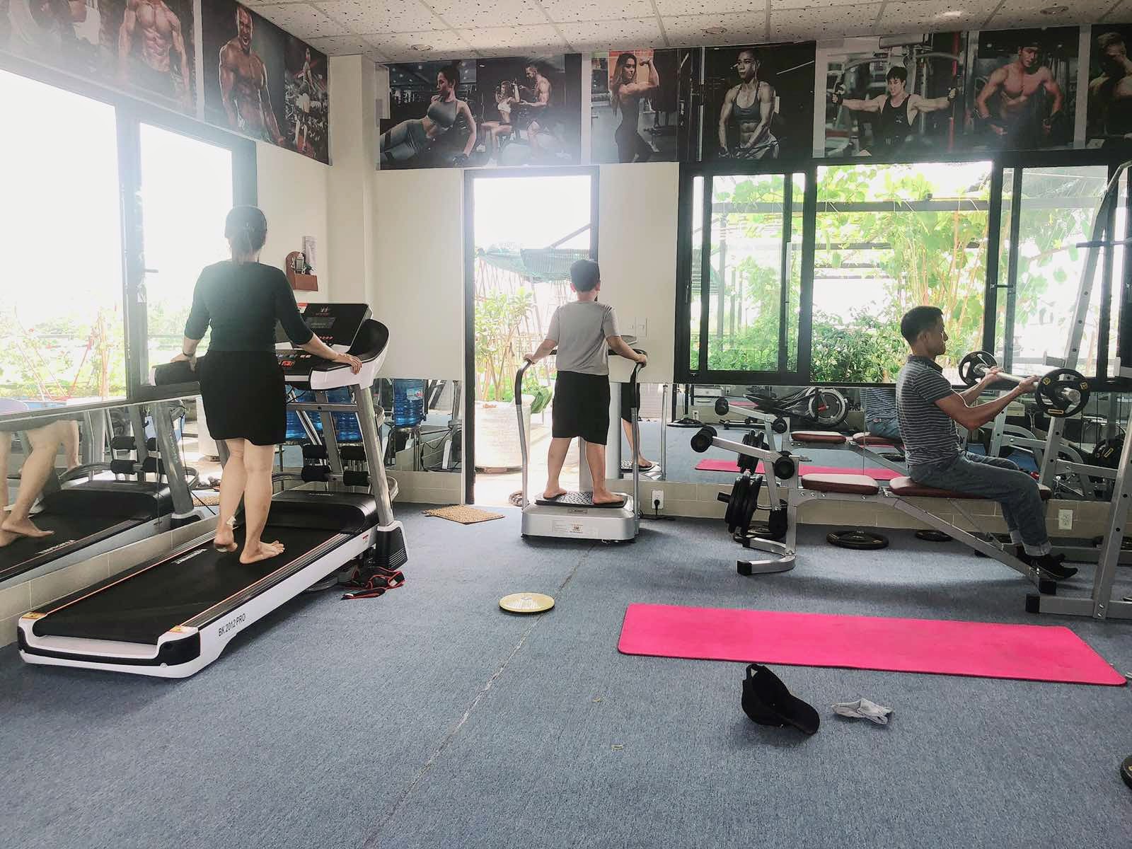 “Là dân kinh doanh nên rất áp lực, có khu vườn cung cấp rau sạch cho gia đình và mỗi lần ‘được’ làm nông dân chăm sóc vườn trên sân thượng là tôi vui lắm. Đầu óc thảnh thơi và tâm trạng thả lỏng… Đặc biệt là có chỗ cho các cháu tập lao động, biết yêu cây cỏ, thiên nhiên. Mỗi lần nhìn thấy vợ con vui đùa bên vườn lộng gió đầy hoa trái tôi thực sự rất hạnh phúc. Niềm vui điền viên của gia đình quy tụ cả trên một khoản vườn 300m2”, anh Huynh cho biết thêm.