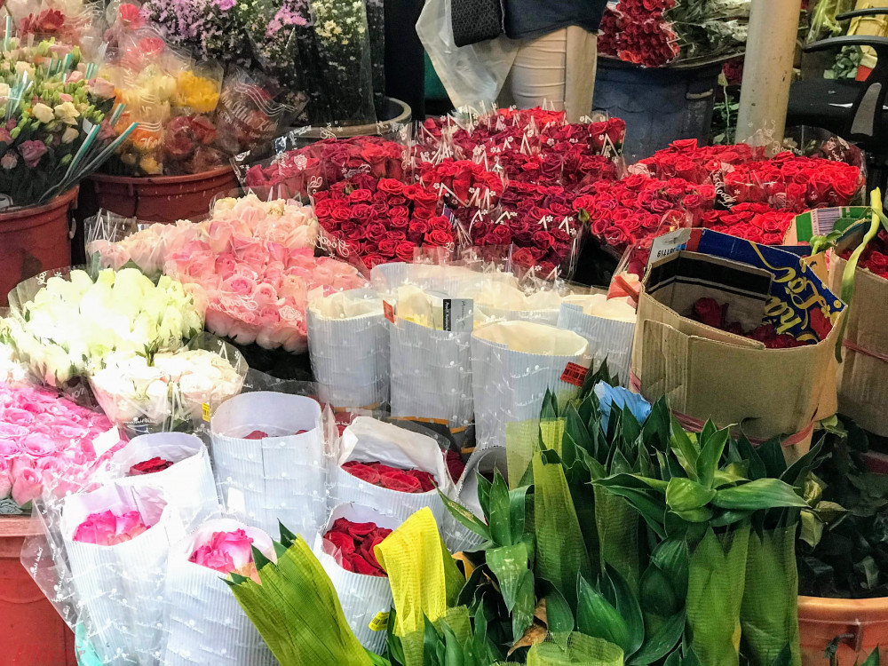  “Hiện giá hoa đang rẻ tại nguồn vì đang cao điểm hoa hồng tại Đà Lạt, tuy nhiên dịch không ai mua thì người bán cũng không dám lấy hàng”, anh Tuấn cho hay.