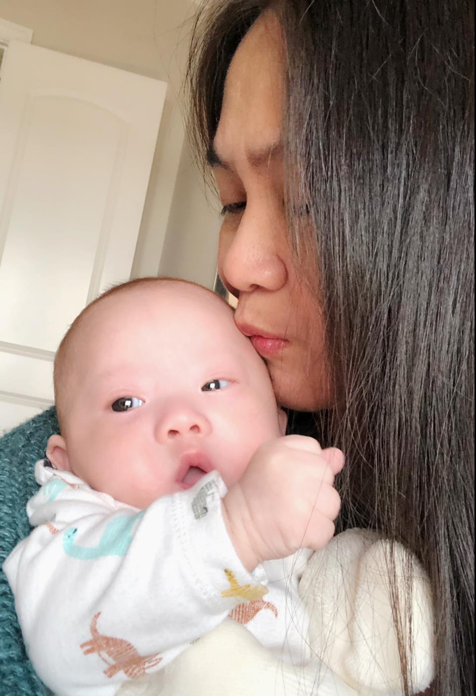 Nhà thiết kế áo dài Lan Hương và em bé Sóc