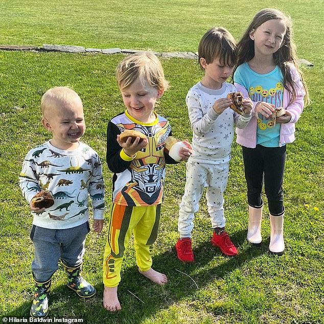 4 đứa trẻ nhà Alec vui đùa cùng nhau ngoài bãi cỏ.