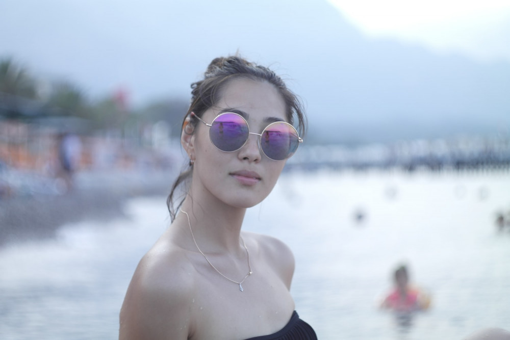 Vợ tôi đẹp nhưng cái tôi của nàng quá lớn. Nàng ham chơi, bỏ bê nhà cửa, con cái. Hình minh hoạ