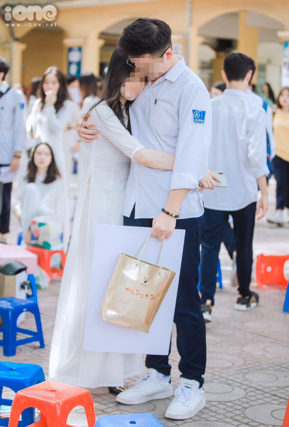 Bố mẹ nghĩ gì nếu đó là con gái mình? Ảnh: Ione.net