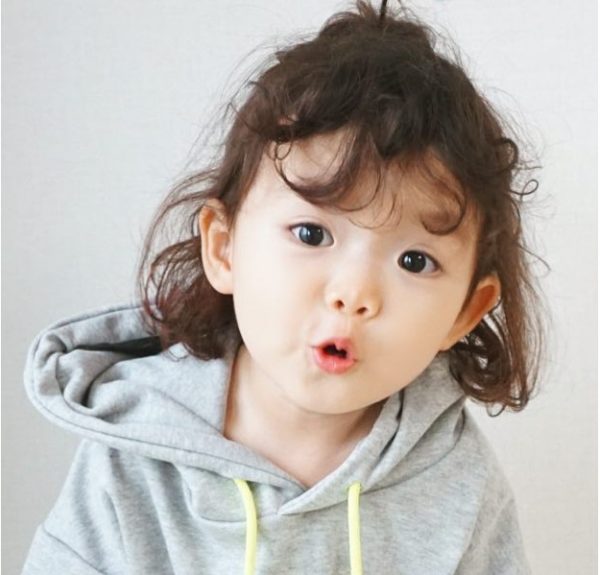 Khám phá những kiểu tóc xoăn phong cách của bé gái Hàn Quốc để tìm kiếm ý tưởng cho mái tóc của con bạn. Những kiểu tóc này đem lại nét đẹp sáng tạo, năng động và đầy cá tính.