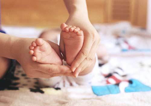 Cô Hai chăm sóc và yêu thương bé từ khi mới sinh ra. Ảnh minh họa