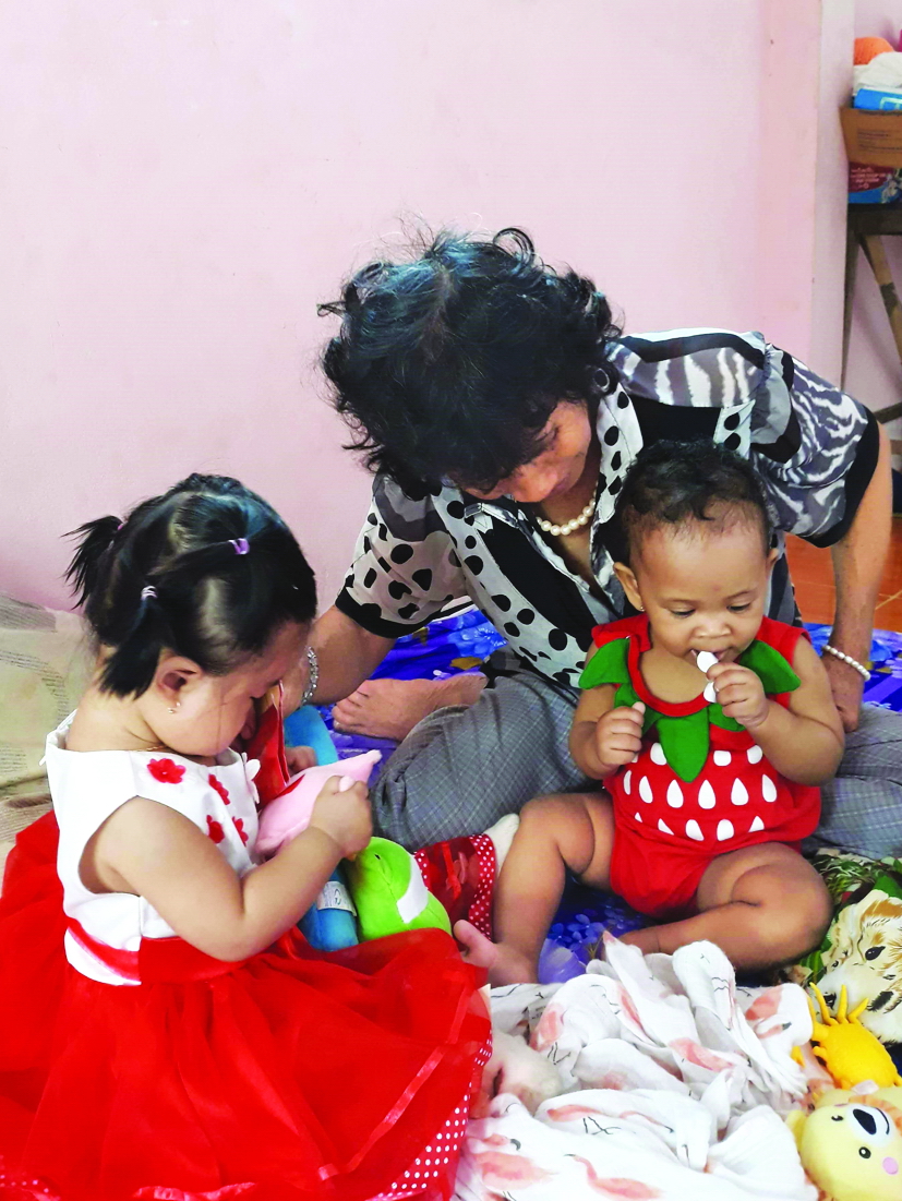 Má hạnh phúc mỗi khi các cháu về thăm bà