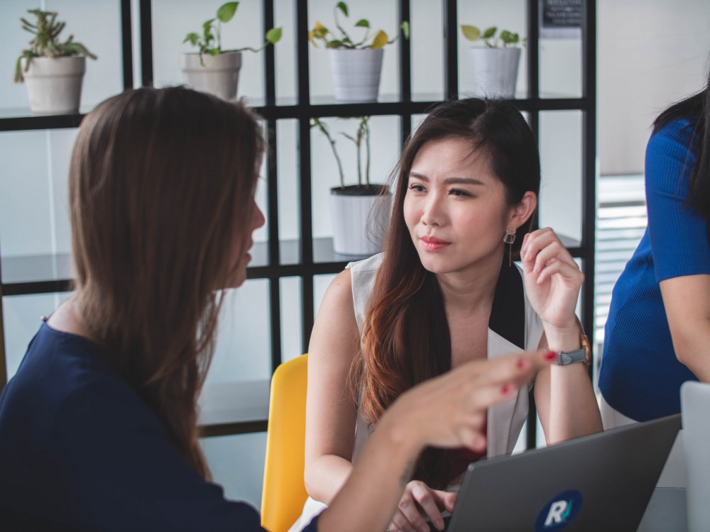 Người mới làm việc ngon lành cành đào, nói năng đâu ra đấy, nhạy bén, quyết đoán và mạnh mẽ, kỹ năng ngoại ngữ thì khỏi chê. (ảnh minh hoạ)