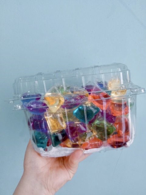 Rất nhiều sản phẩm được đóng gói sơ sài, rao bán với giá siêu rẻ