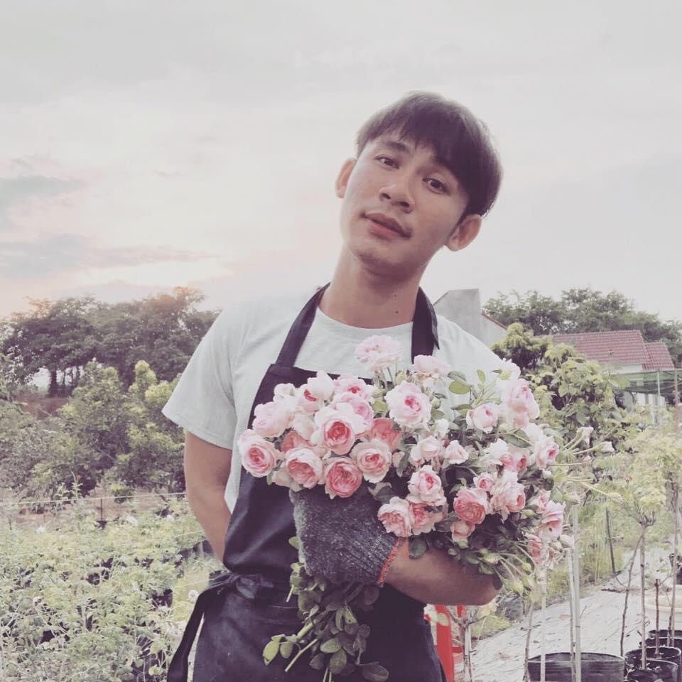 Đam mê với cỏ cây còn rất nhỏ, lớn lên Phú quyết định gắn bó với vườn hoa trên đồi (Ảnh nhân vật cung cấp)