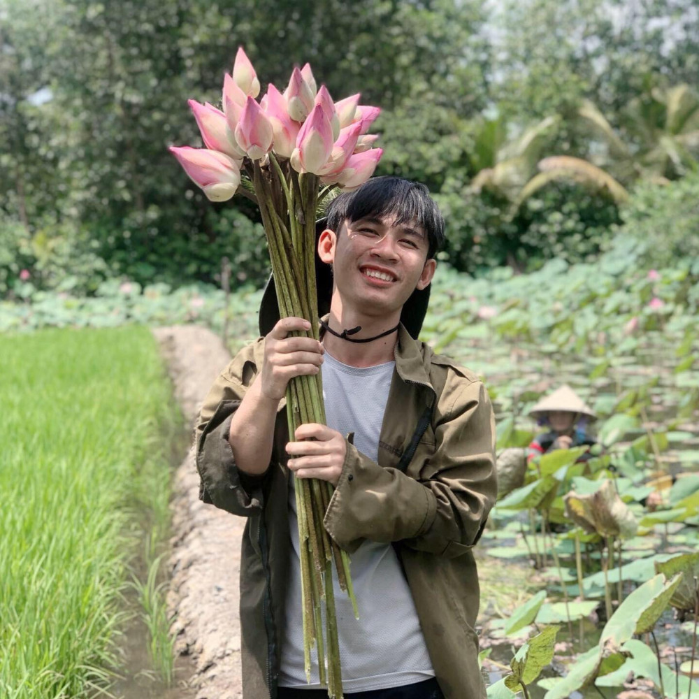 Phú thích mặc chiếc áo lấm lem bụi đất, chiếc mũ còn vướng mùi, bàn tay lúc nào cũng lấm lem với cỏ cây (Ảnh nhân vật cung cấp)