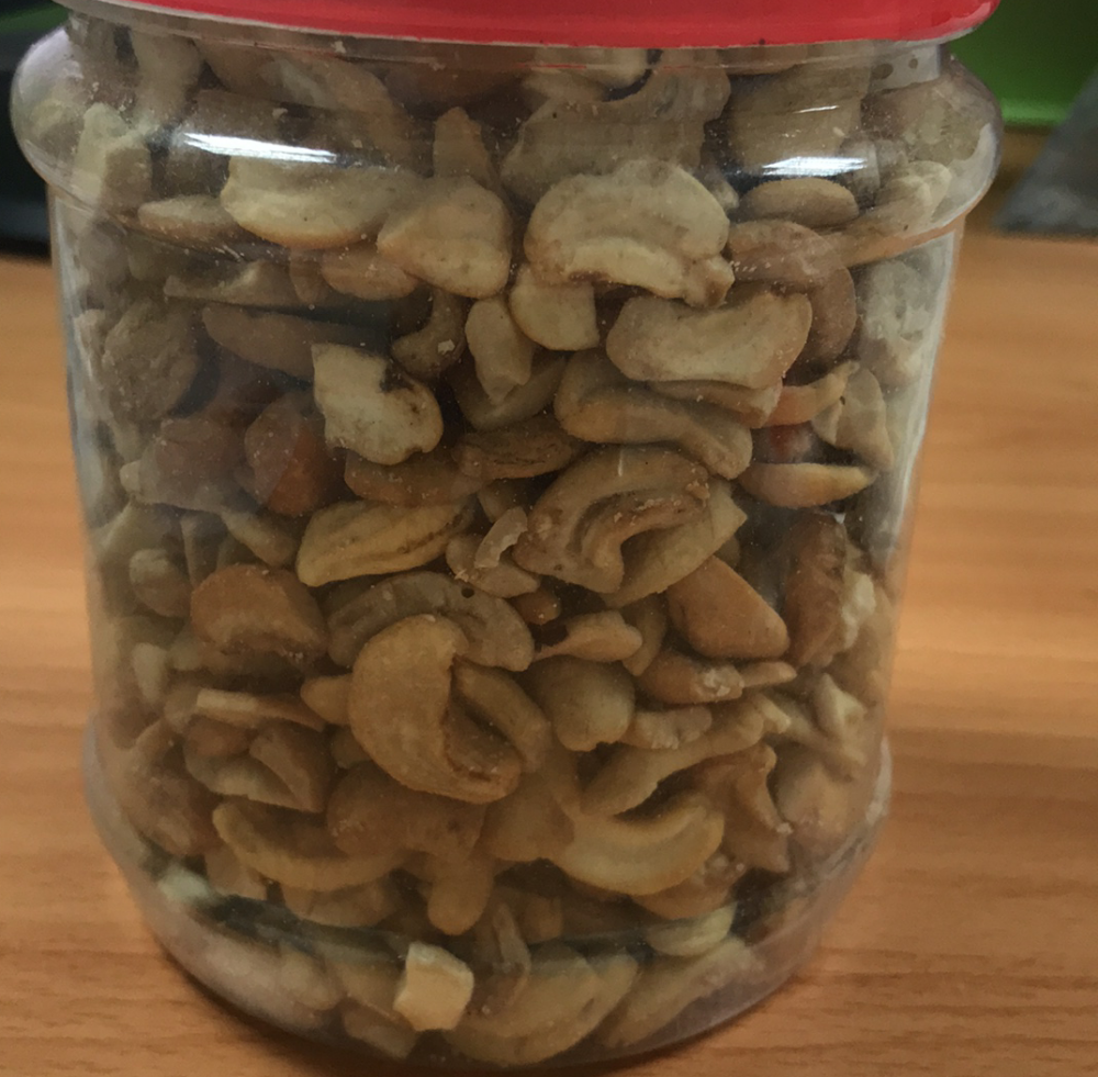 Hình ảnh sản phẩm hạt điều rang muối điều giá được một khách hàng tại quận 1 ghi lại, nhìn bên ngoài không dễ nhận biết đây là sản phẩm có vấn đề