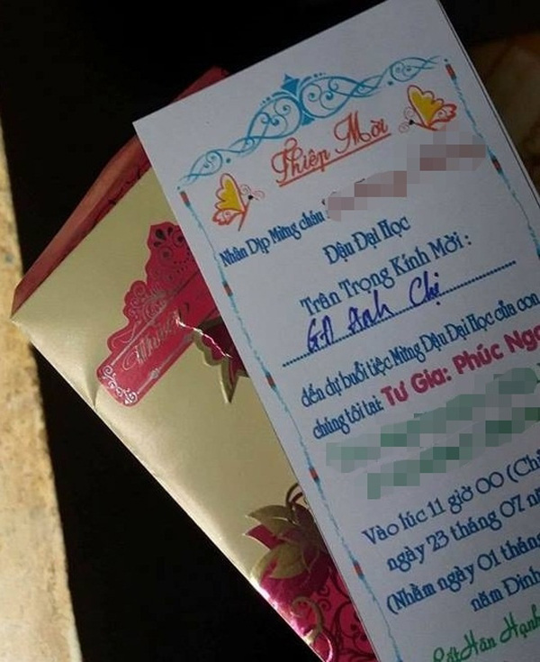 Tấm thiệp mời tiệc con đậu đại học gây tranh cãi nhiều năm nay. Ảnh: Internet