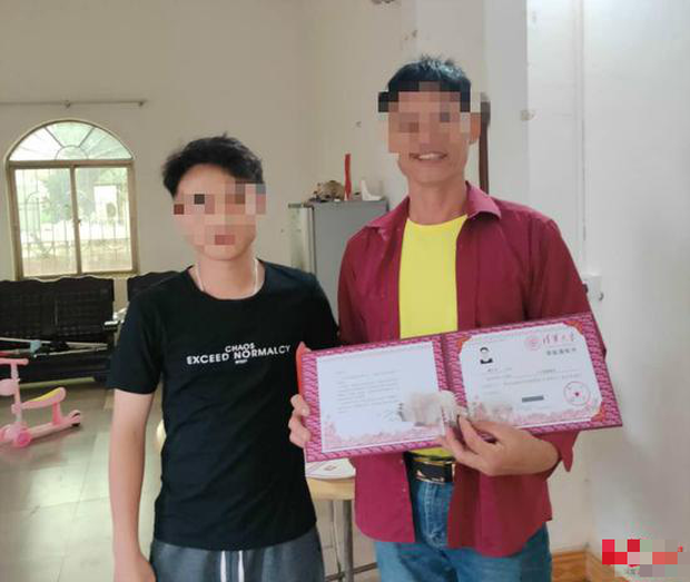 Một gia đình ở Trung Quốc đã thưởng cho con khoảng 150 triệu đồng khi biết tin con đậu đại học. Tuy nhiên thực tế là cậu học sinh này đã lừa cha mẹ. Ảnh: Sina