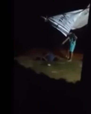 Những hình ảnh con xử cha đã khiến nhiều người không chịu nổi (ảnh chụp từ clip)