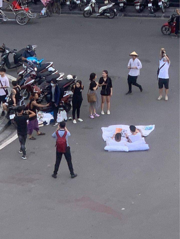 Hậu trường ekip chụp ảnh cặp đôi chăn gối giữa đường phố Hà Nội. Hình: Internet