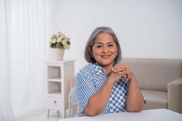 Con cái biếu cha mẹ tiền bạc nhưng chưa chắc đã biết điều mẹ mong mỏi. Ảnh minh họa.