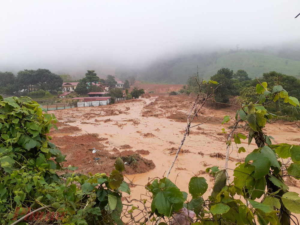 Tuyến đường vào điểm cứu hộ sạt lở nhiều điểm