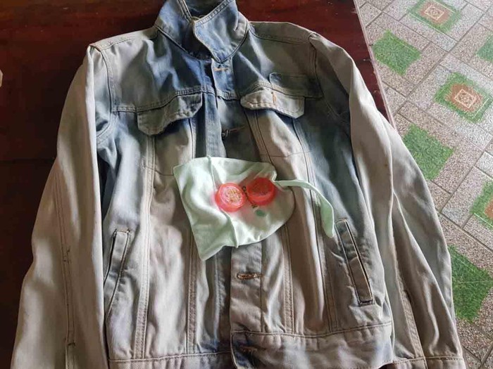 Người dân vùng lụt tìm thấy không ít tiền, vàng, sổ tiết kiệm...bỏ quên trong áo quần từ thiện. Ảnh từ Facebook