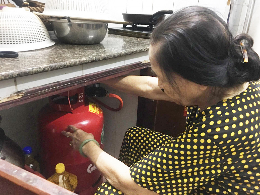 Những người lớn tuổi ở nhà một mình dễ bị các đối tượng lừa đảo giở chiêu trò thay đổi bình gas, phụ kiện bình gas kém chất lượng