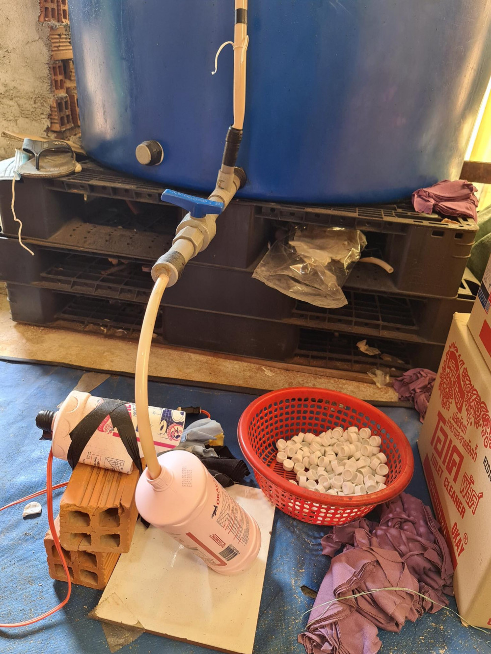 Những loại hoá chất trong thùng phuy lớn được sang chiết sang các