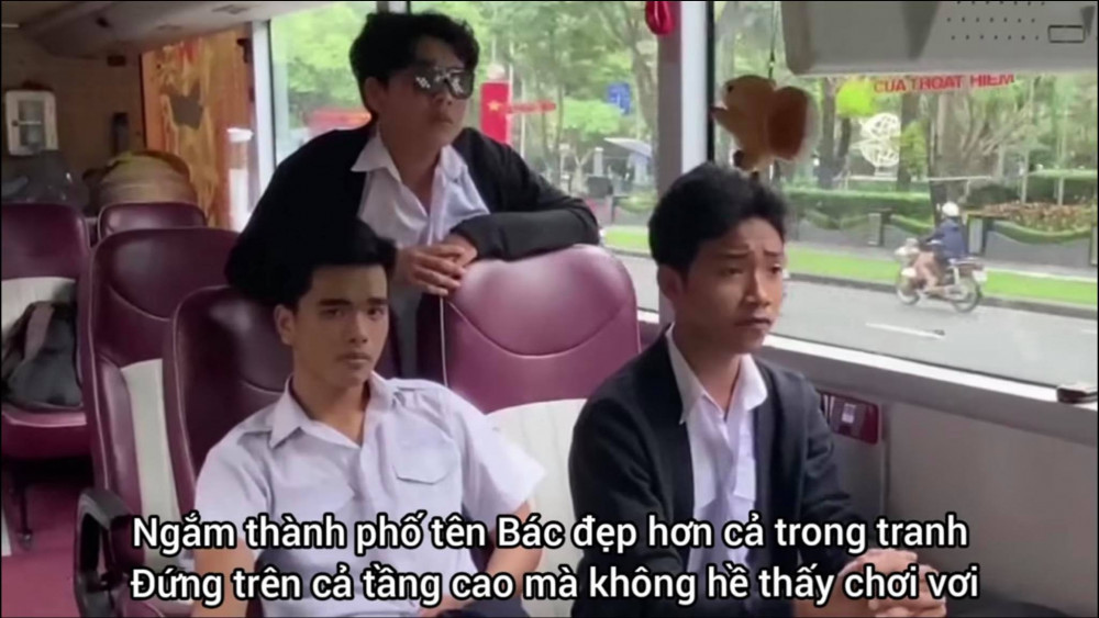 Vừa ngồi buýt, đọc rap và...học sử