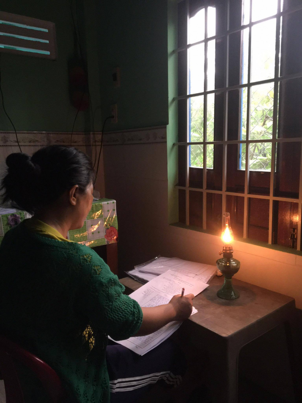 Cô Nhàn chấm bài bằng đèn dầu trong cơn bão số 12 năm 2020