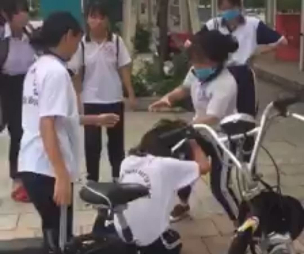 Nhóm nữ sinh lớp 9 ở Bình Dương đánh hội đồng bạn cùng lớp