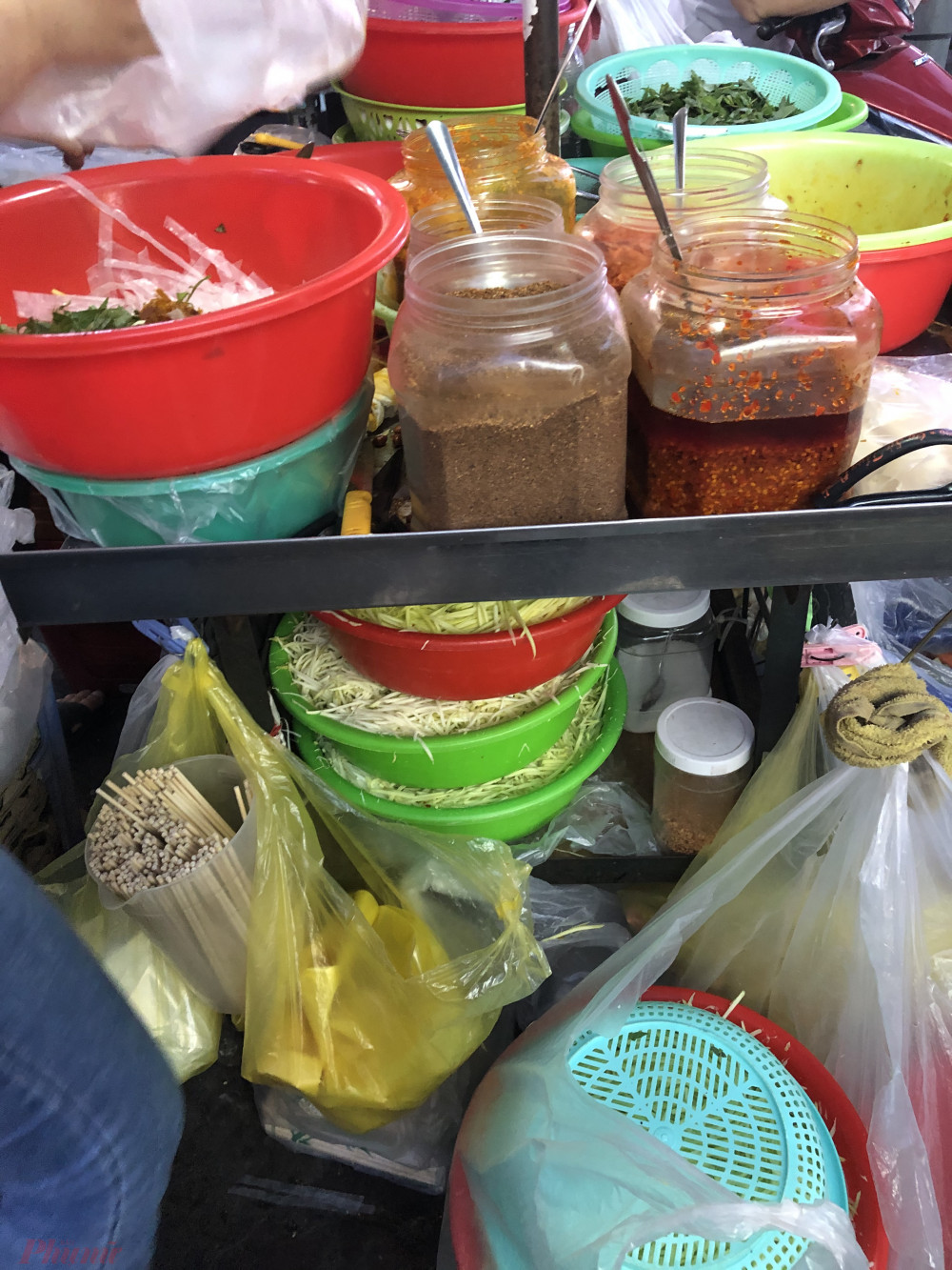 Đa số các người bán cho hay, nguồn nguyên liệu làm bánh tráng, gia vị họ đều mua ngoài chợ nên tiềm ẩn rất nhiều rủi ro về mất vệ sinh an toàn thực phẩm. Ảnh: Thanh Hoa
