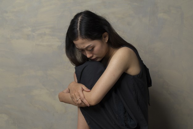 Tôi nằm chèo queo dưới sàn, và anh ta điềm nhiên bước qua - Ảnh minh họa