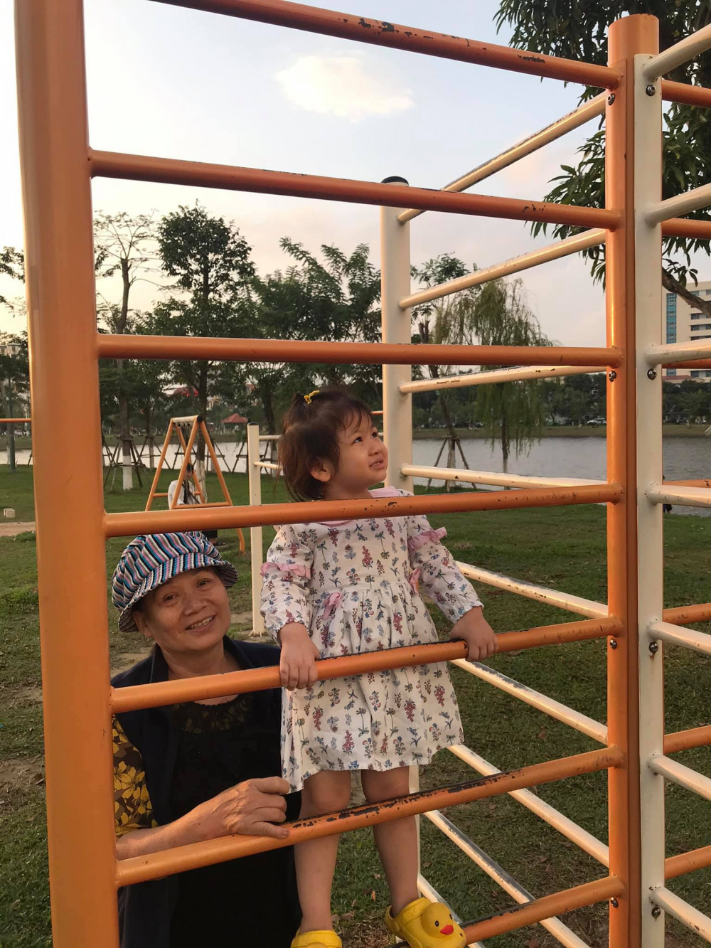 Đưa bố mẹ đi chụp ảnh kỉ niệm ngày cưới, động viên mẹ ra ngoài tập thể dục vui chơi cùng con cháu, đó là liệu pháp tinh thần để mẹ vợ anh Thắng thấy mình ngày một nhanh nhẹn hoạt bát hơn (Ảnh nhân vật cung cấp)