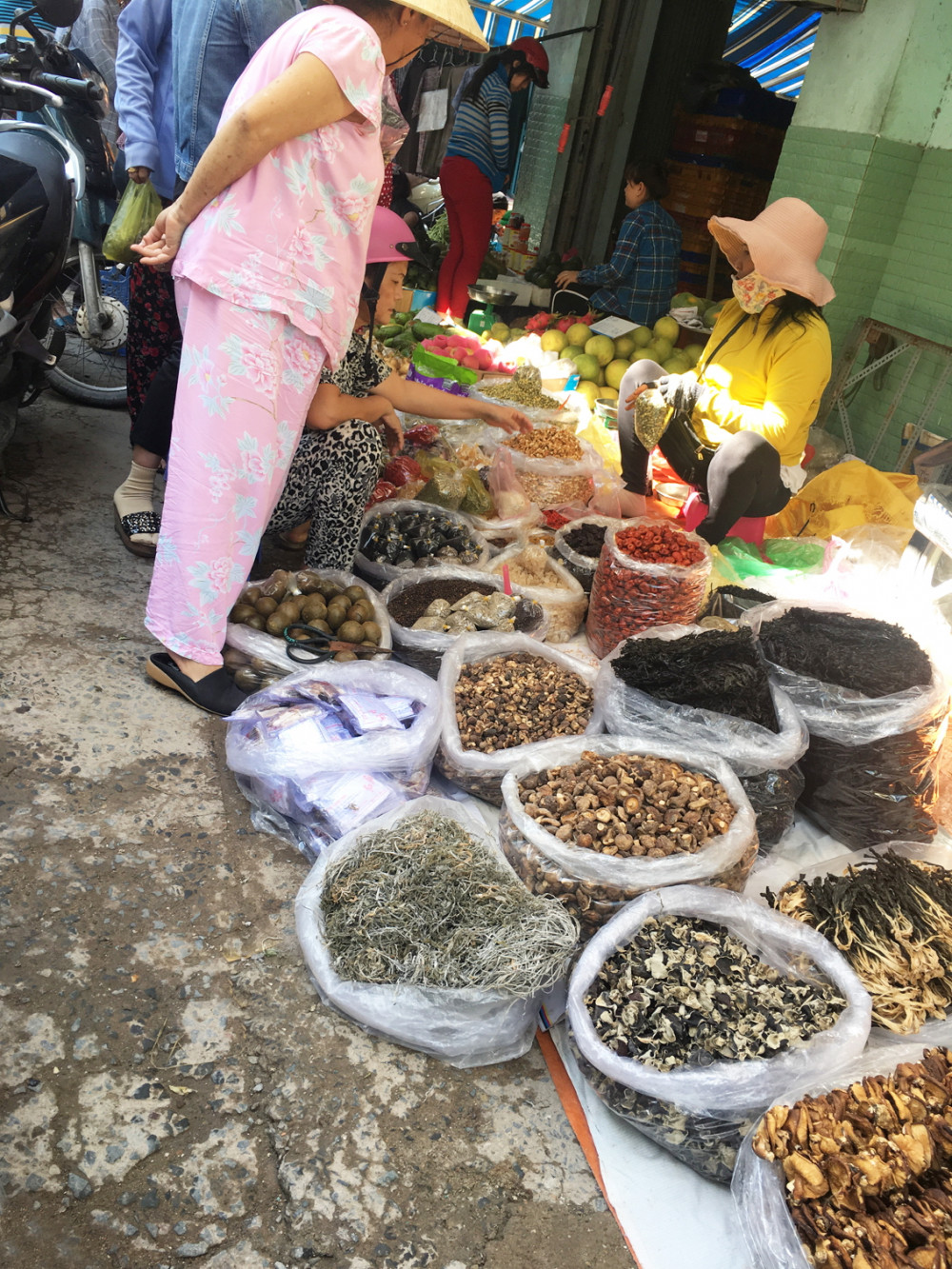 Thảo dược được bày bán ở chợ truyền thống với nguồn gốc “trôi nổi”