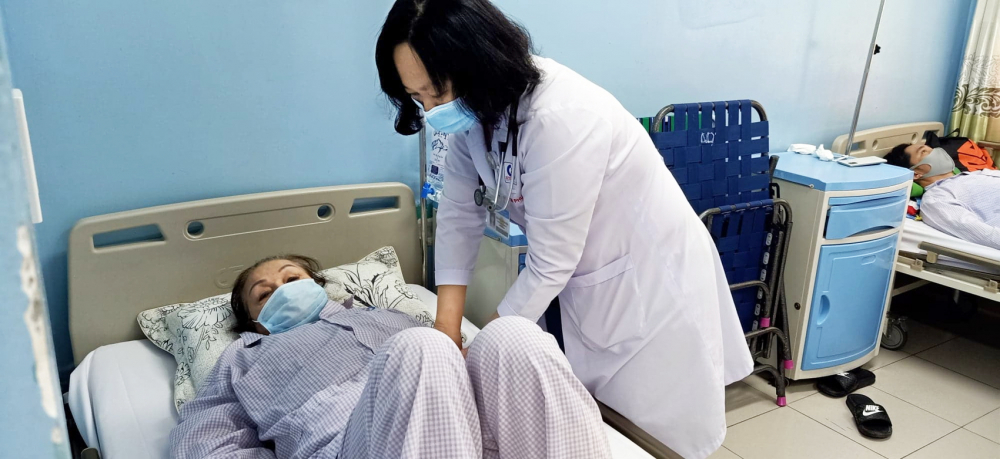 Bác sĩ Trần Đỗ Lan Phương khám bệnh cho bệnh nhân đái tháo đường