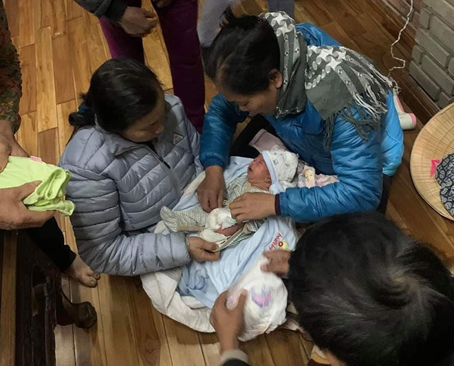 Chá bé bị bỏ rơi ở tỉnh Hà Nam may mắn được người dân phát hiện và chăm sóc chu đáo (Ảnh internet)