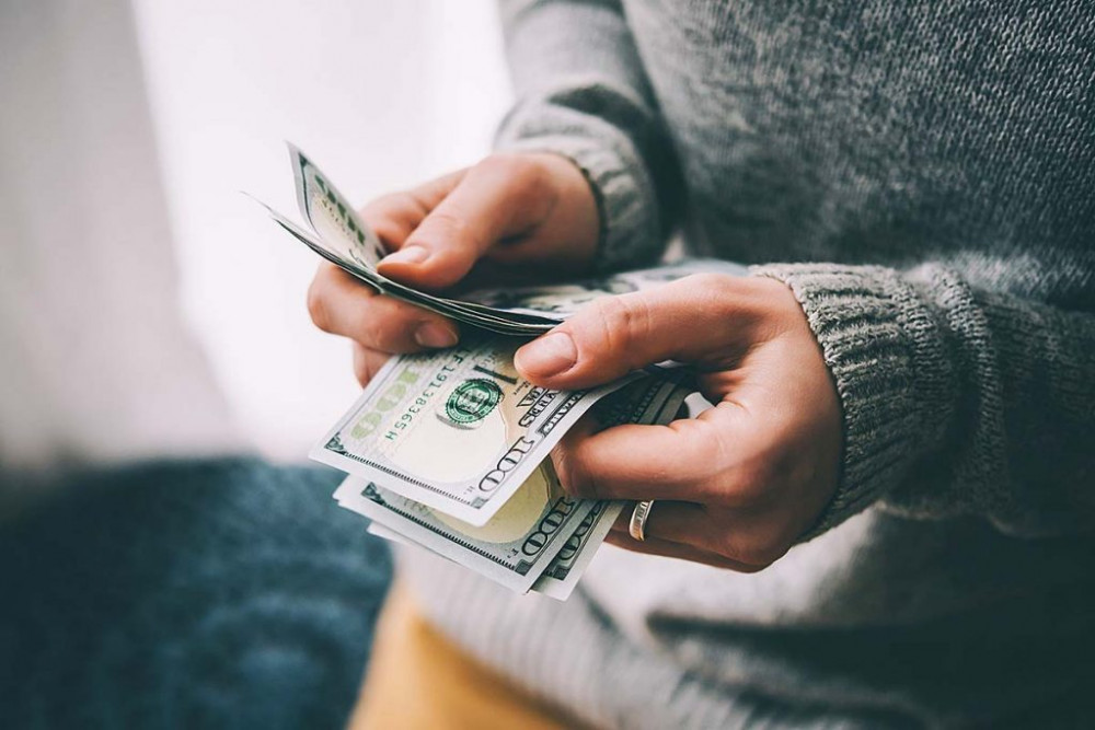 Bao nhiêu tiền tiết kiệm, tôi dồn hết cho anh mượn - Ảnh minh họa