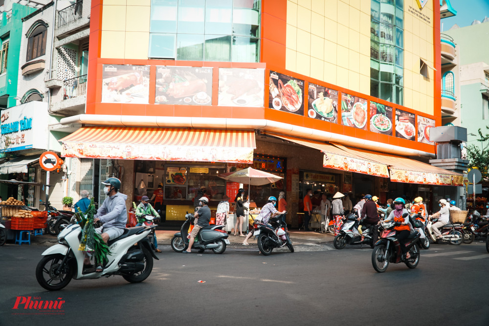 Heo, vịt quay... ế ẩm trong ngày cúng khai trương - Ảnh 2.