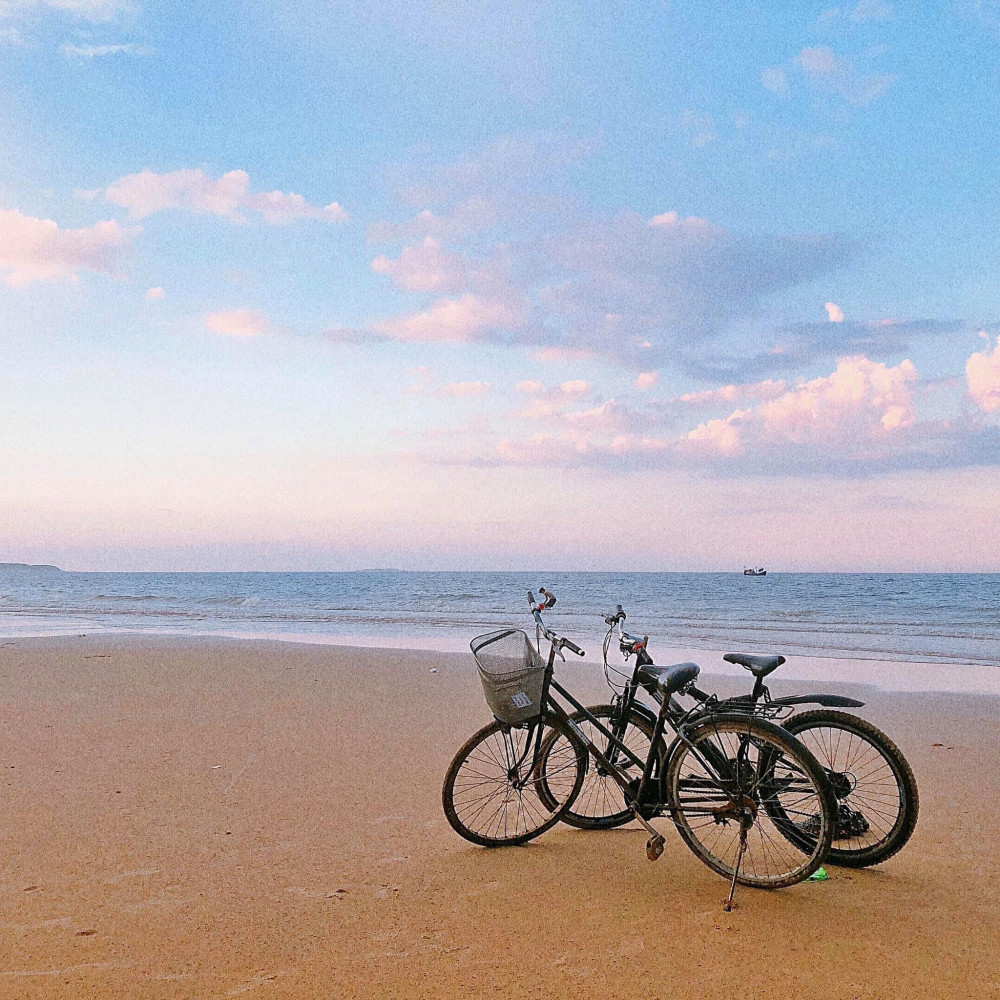 Sự yên bình nơi quê nhà không đủ sức níu người trẻ về lại nơi mình sinh ra.