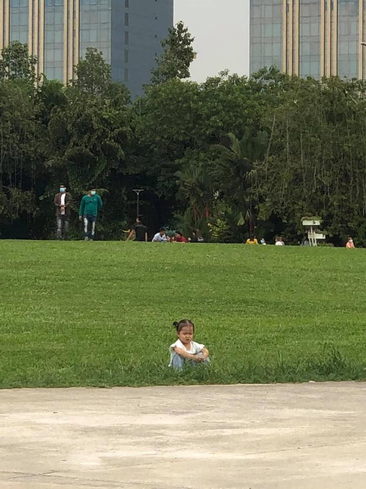 Cô bé giận dỗi ra ngồi một mình giữa bãi cỏ khi bị mẹ tịch thu tiền lì xì khi đi chơi tết khiến nhiều người