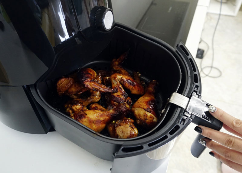 Nồi chiên không dầu iện đang được nhiều bà nội trợ xem như là công cụ đa năng, ngoài chiên thức ăn, nồi còn được dùng để làm bánh