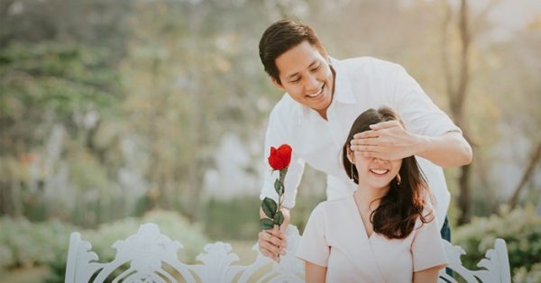 Thay vì chỉ quan tâm vào những dịp đặc biệt, hai vợ chồng hứa sẽ dành trọn vẹn chú tâm cho nhau mỗi ngày.