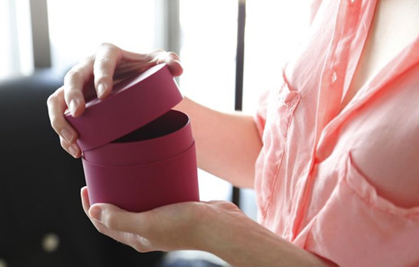 Đằng sau những món quà trả góp của chồng là gánh nặng tiền bạc đè lên vai tôi. Ảnh minh họa