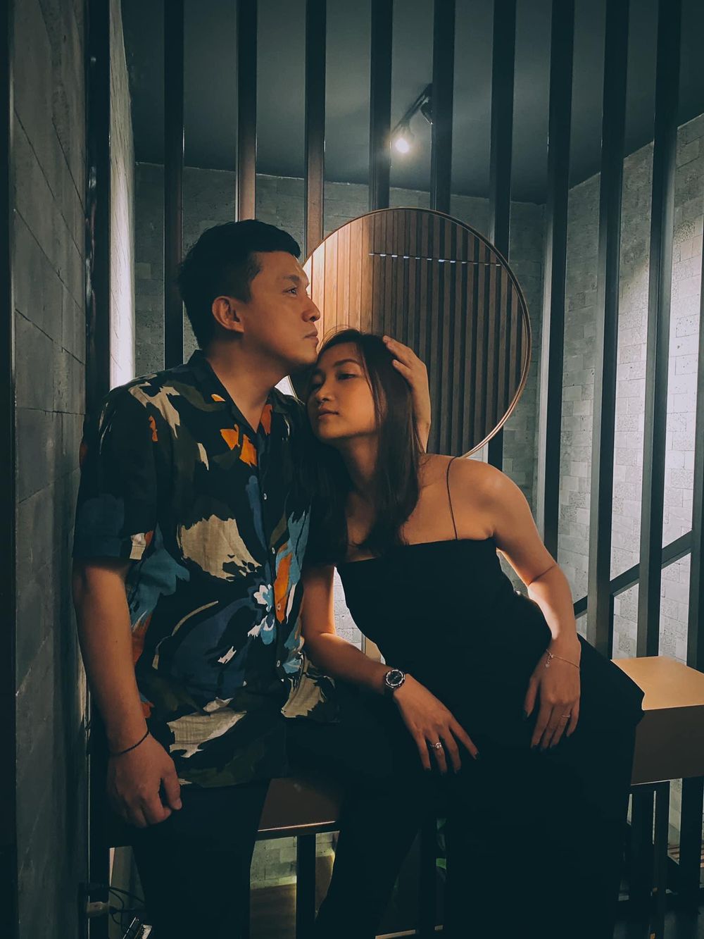 Bên cạnh vợ, nam ca sĩ diện trang phục trẻ trung, không thấy sự cách biệt tuổi tác.