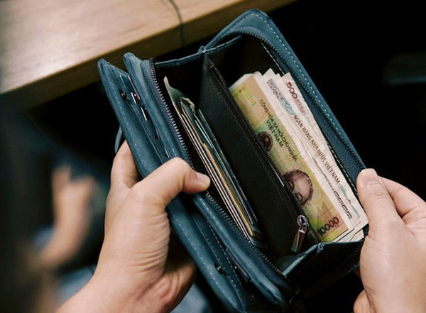 Chồng tôi có tính hào phóng, chi tiêu không tính toán, chẳng tiếc gì với vợ nhưng trong ví không có tiền.