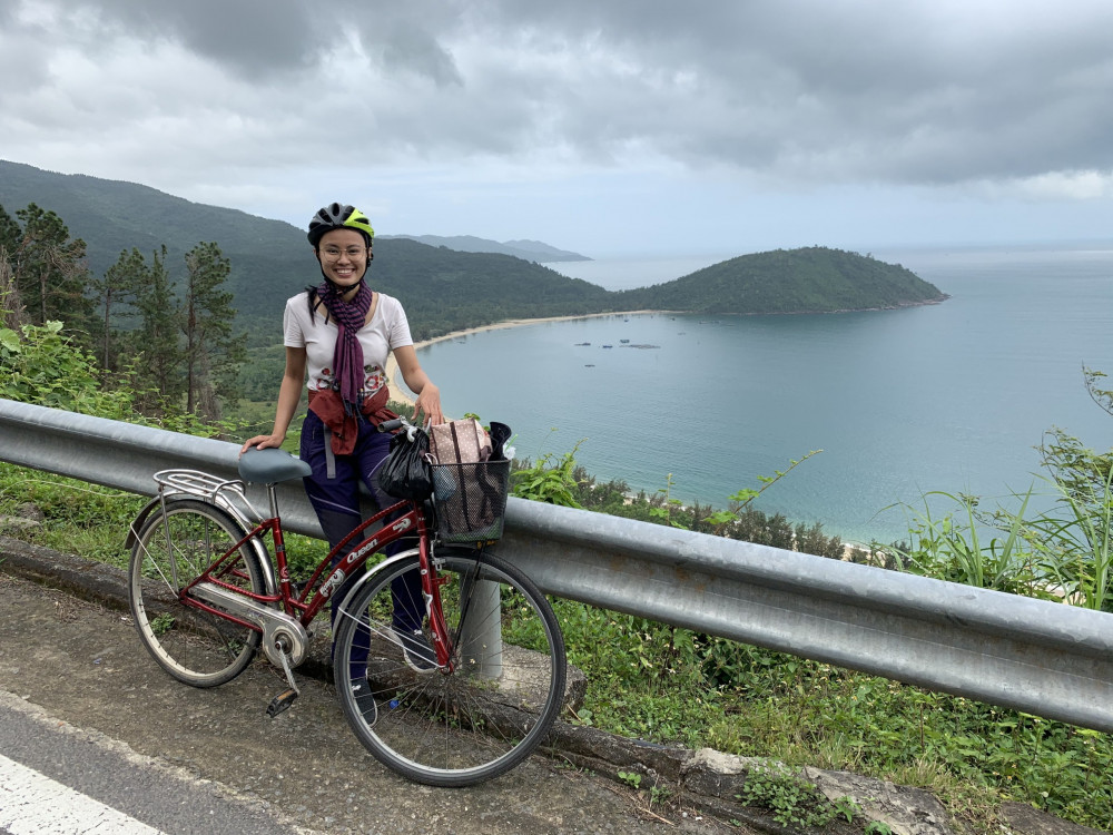 Hồng Quyên đạp xe xuyên Việt với hành lý siêu tối giản