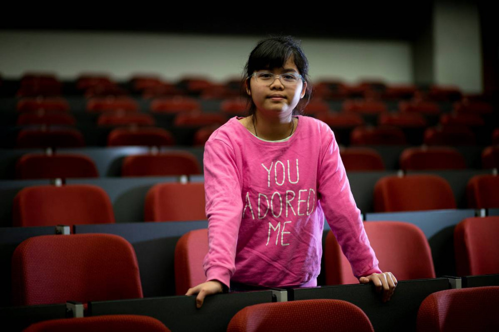 Cô bé Vicky đang theo học chương trình song bằng ngay khi chỉ mới 13 tuổi - Ảnh: NZ Herald