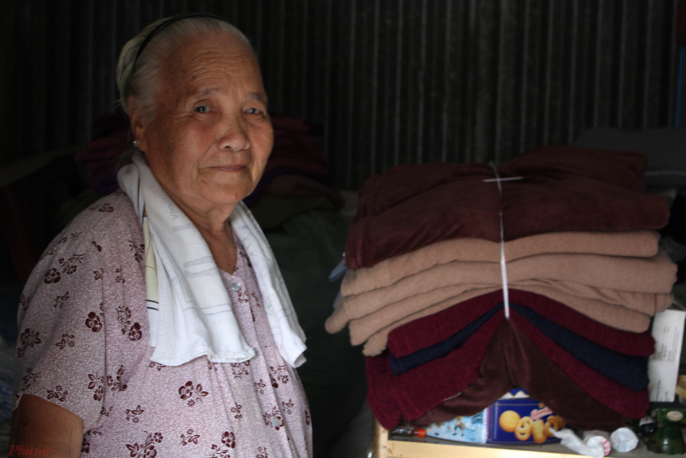Cụ Vàng vui mừng khi mỗi ngày trôi qua lại có thêm nhiều chiếc chăn ấm đến với người cần