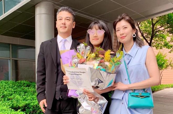 Giả Tịnh Văn và Tôn Chí Hạo gặp lại nhau năm 2019 trong lễ tốt nghiệp của con gái