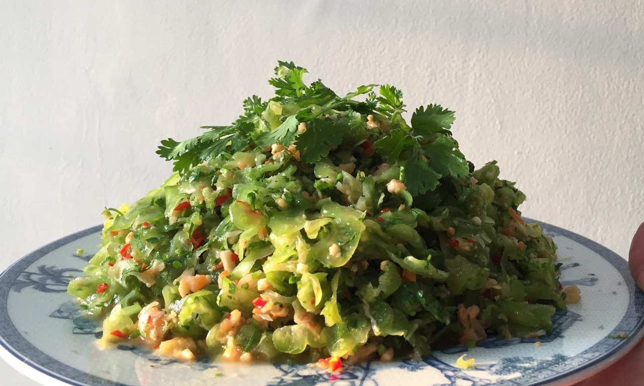 Món gỏi khổ qua rất thích hợp với những ngày hè oi bức được chị Diễm chăm chút cẩn thận.