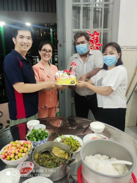 Chia vui cùng 2 cháu nhưng cậu mợ vẫn không quên mang khẩu trang (Ảnh nhân vật cung cấp)