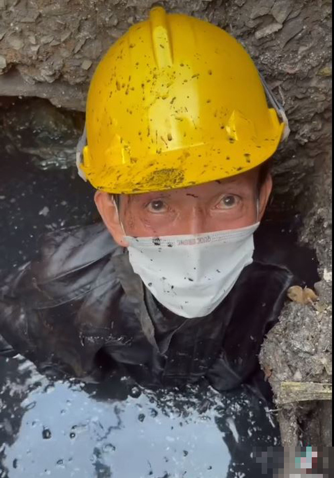 Anh Bảy Khánh làm nghề móc cống 31 năm tại Sài Gòn